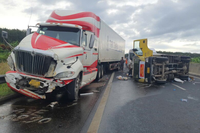 Tai nạn liên hoàn 4 xe trên cao tốc Phan Thiết - Dầu Giây. Ảnh: A.X