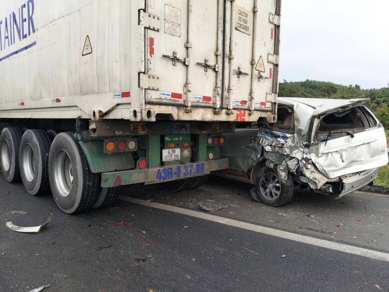 Nhiều hành khách trên xe khách 16 chỗ và ô tô 7 chỗ hoảng loạn sau vụ va chạm, may mắn không có thương vong về người.