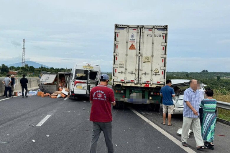 Hiện trường vụ tai nạn trên cao tốc. Ảnh: A.X