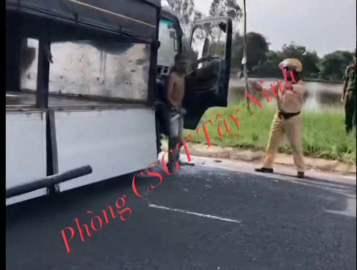CSGT và công an xã khống chế đối tượng ngáo đá, có vũ khí (Ảnh được cắt từ clip của Phòng CSGT Tây Ninh)