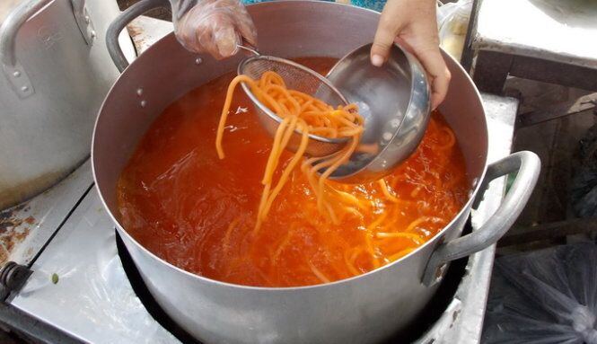 Màu đỏ hấp dẫn từ sợi bún