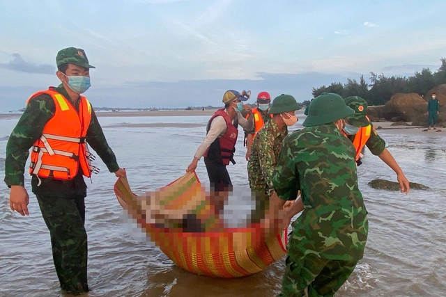 Tìm thấy thi thể nam du khách bị cuốn trôi khi tắm biển ở Lâm Đồng. Ảnh: LĐ