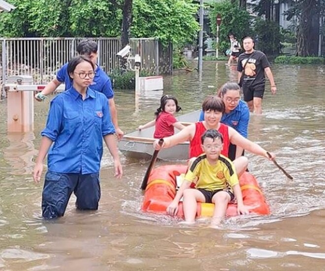 Nhiều khu vực của Hà Nội ngập úng do lũ sông Cầu lên cao vượt mức lịch sử.