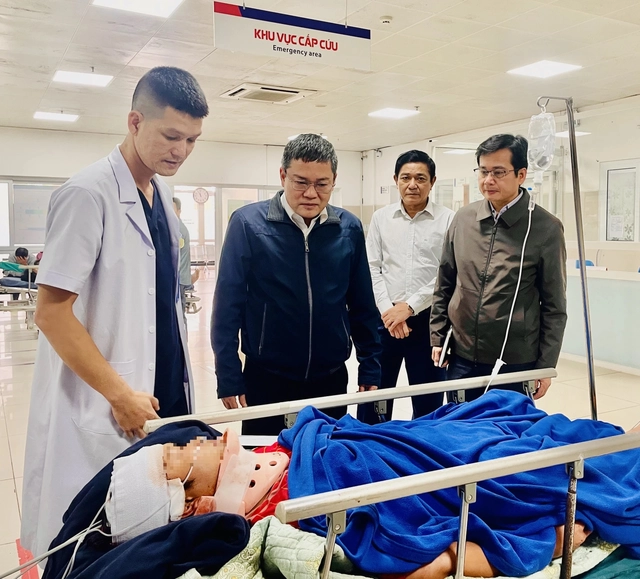 Lãnh đạo tỉnh Quảng Trị thăm hỏi nạn nhân vụ tai nạn.