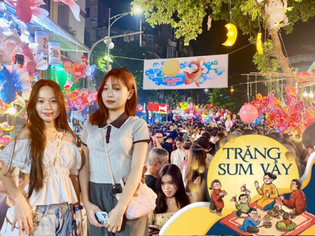 Trời ngớt mưa, phố cổ Hà Nội chật cứng người vui chơi Tết Trung thu 2025