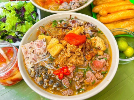 Sáng ăn gì ở phố cổ Hà Nội? Mách bạn 6 địa chỉ toàn món ngon đặc sản, có quán được Michelin nhắc tên