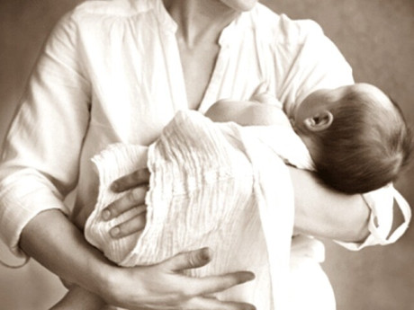 Sinh 7 con trai, mẹ nghèo nuốt nước mắt đem cho cậu út vì không nuôi nổi, 45 năm sau xảy ra chuyện chẳng ngờ 