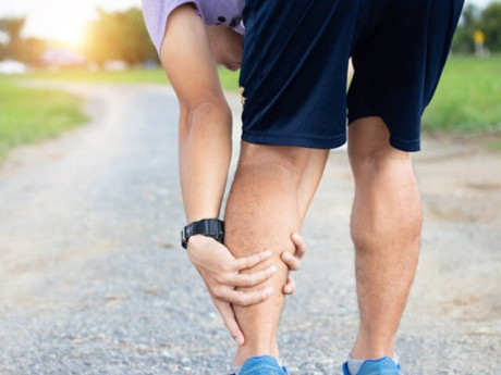 Làm thế nào để thoát khỏi chuột rút cơ ở chân?