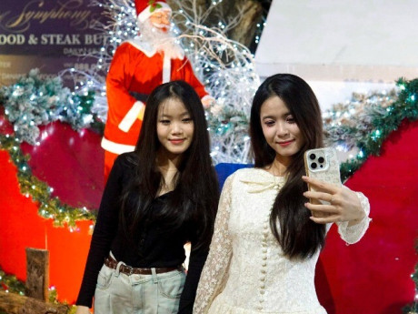 Nhiều người háo hức "lên đồ" check-in Giáng sinh sớm