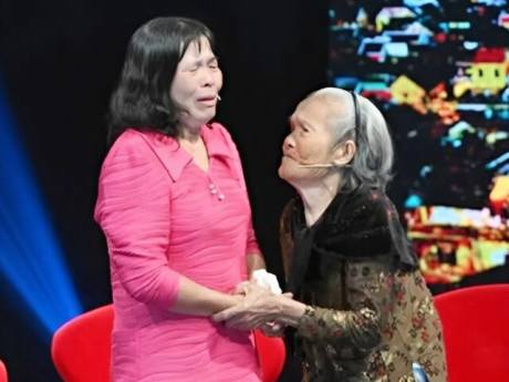 Cuộc đoàn tụ đẫm nước mắt của đứa trẻ lạc nhà 54 năm trước và người dì 90 tuổi: “Xa dì, con khổ thân tới tận bây giờ” 