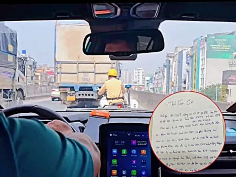 Nhận đề nghị khẩn từ tài xế taxi, CSGT dẫn đường giúp sản phụ "vượt cạn" an toàn