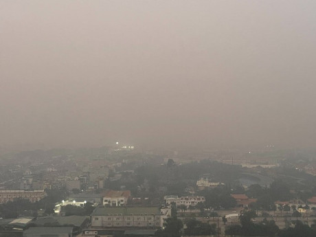 Ô nhiễm kéo dài, bụi mịn bao trùm hàng loạt tòa nhà cao tầng ở Hà Nội