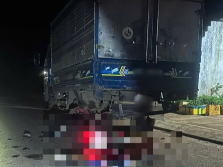 CLIP: Tông vào xe tải đang đậu, 3 người trên xe máy tử vong
