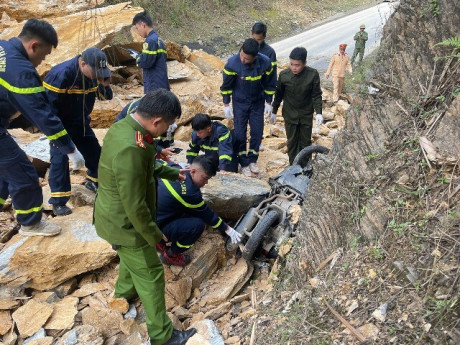 Sạt lở Quốc lộ 6 qua Phú Thọ: 3 người bị vùi lấp, đã tìm thấy 2 thi thể