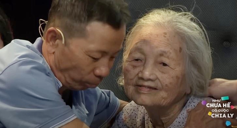 Hai mẹ con xúc động ngày gặp lại sau 50 năm xa cách