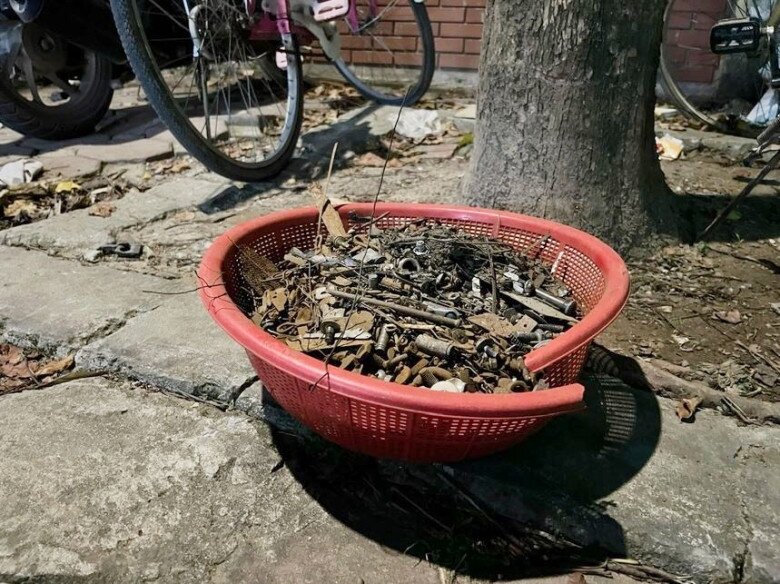 Cả rổ đinh vít được chị Thu gom lại mỗi tối 