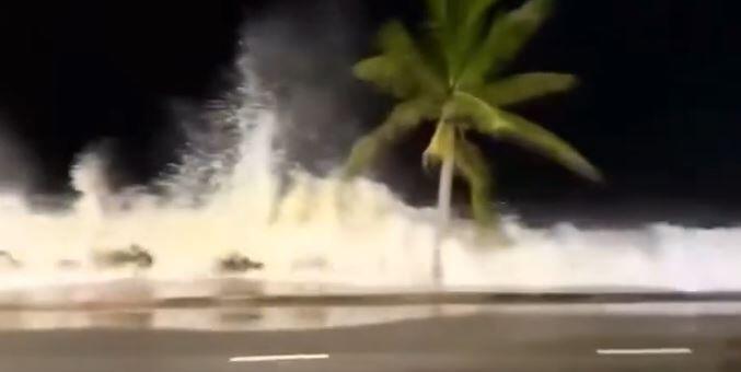 Bất chấp cảnh báo tạo dáng chụp ảnh trước sóng lớn trên đường Phạm Văn Đồng.