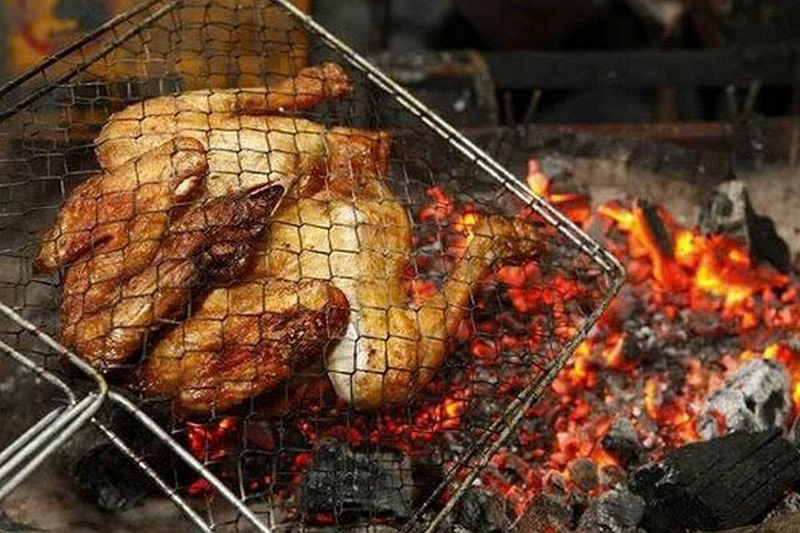 Gà nướng bản Đôn trên bếp than hồng