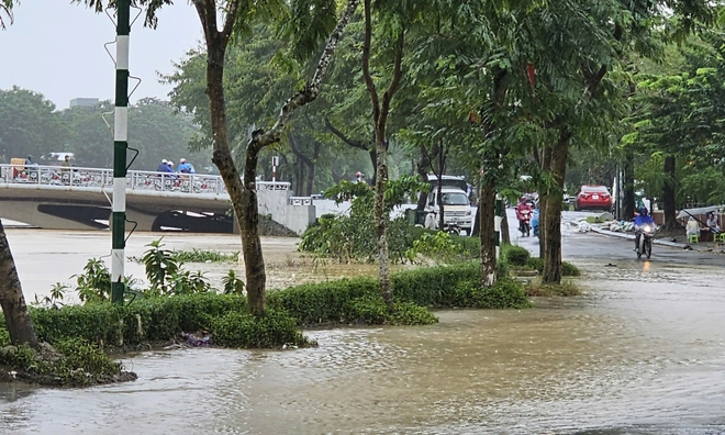 Nước sông An Cựu tràn bờ gây ngập một số đoạn của đường Phan Đình Phùng.