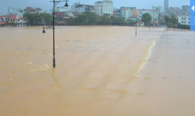 Nước sông Hương qua khu vực Đập Đá chảy xiết.