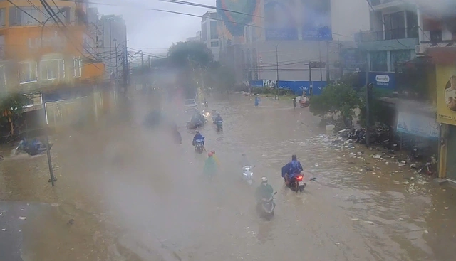 Một đoạn của đường Bà Triệu bị ngập lụt chiều 2/11.