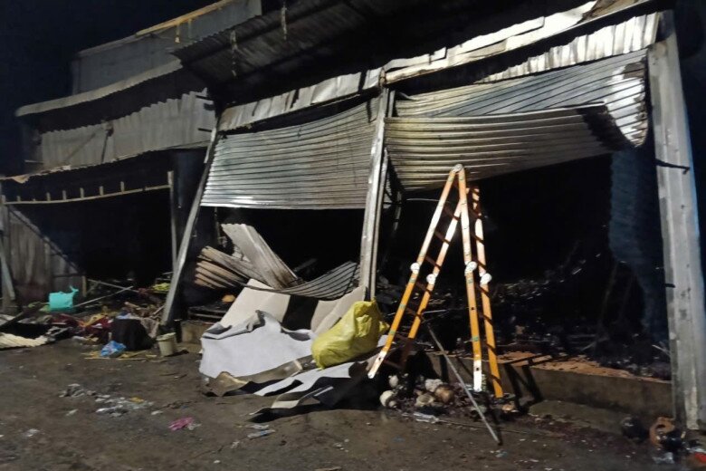 7 căn nhà bị lửa thiêu rụi.