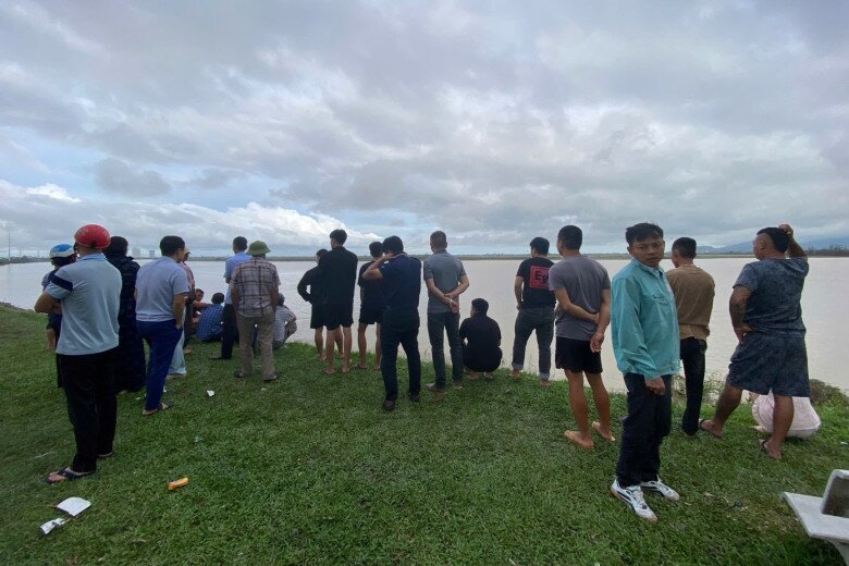 Chiều 14/10, hàng trăm người dân cũng đã tới hiện trường theo dõi việc tìm kiếm 3 bố con mất tích.