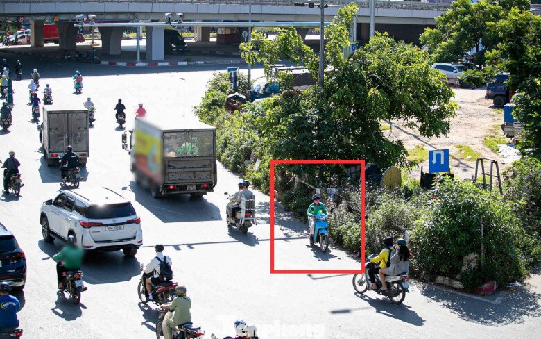 Thậm chí, nhiều người điều khiển xe máy còn đi ngược chiều.