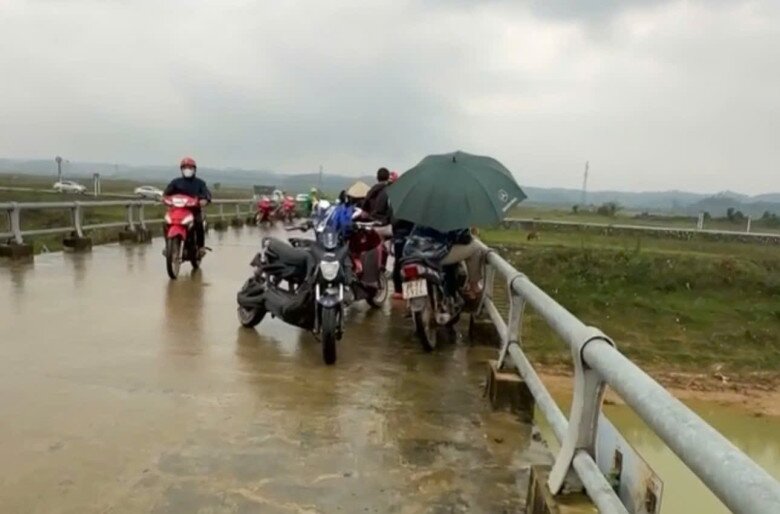 Lực lượng chức năng đang phối hợp tìm kiếm tung tích người đàn ông nghi nhảy cầu.