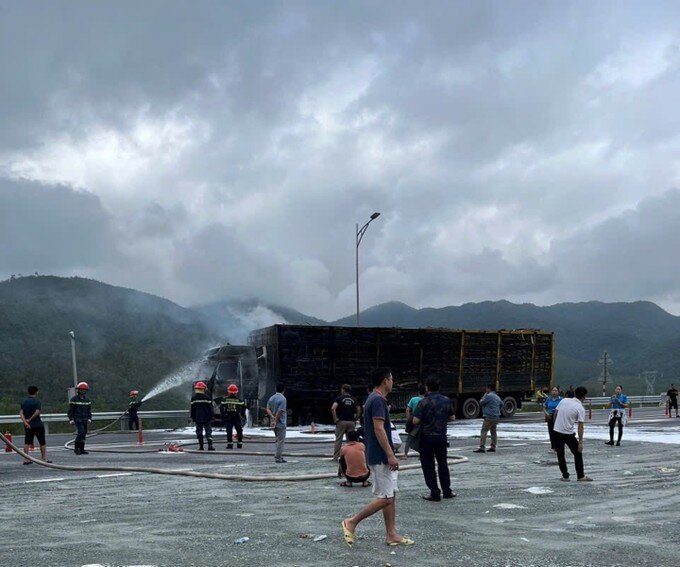 Ngành chức năng huy động phương tiện đến dập lửa.