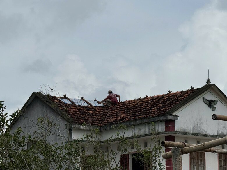 Người dân sửa lại mái nhà.