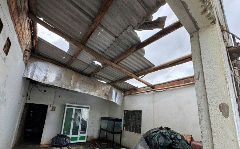 Nhà cửa của người dân bị lốc xoáy làm tốc mái.