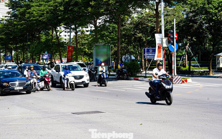 Theo quan sát của PV, trên đường Phạm Văn Bạch (quận Cầu Giấy, Hà Nội), gần 3 phút có hơn 10 phương tiện vượt đèn đỏ. Đây là tuyến đường đầu tiên tại Thủ đô được thí điểm lắp đặt hệ thống camera trí tuệ nhân tạo để giám sát và xử lý vi phạm giao thông.