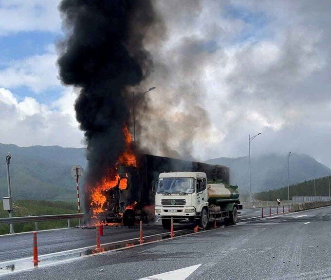 Hiện trường vụ cháy khiến xe đầu kéo thiệt hại nặng.