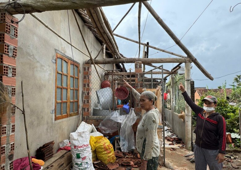 Bà Nguyễn Thị Cúc (78 tuổi, khu vực Hòa Nam) cho biết, cơn lốc xoáy bất ngờ xảy ra lúc 2h cùng ngày (17/11) với sức gió rất mạnh đã làm ngôi nhà của bà bị tốc mái.