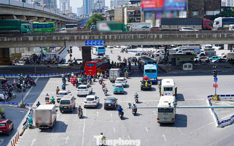 Tại nút giao Nguyễn Trãi - Khuất Duy Tiến, hệ thống camera AI được lắp đặt dày đặc, gần như phủ kín khu vực.
