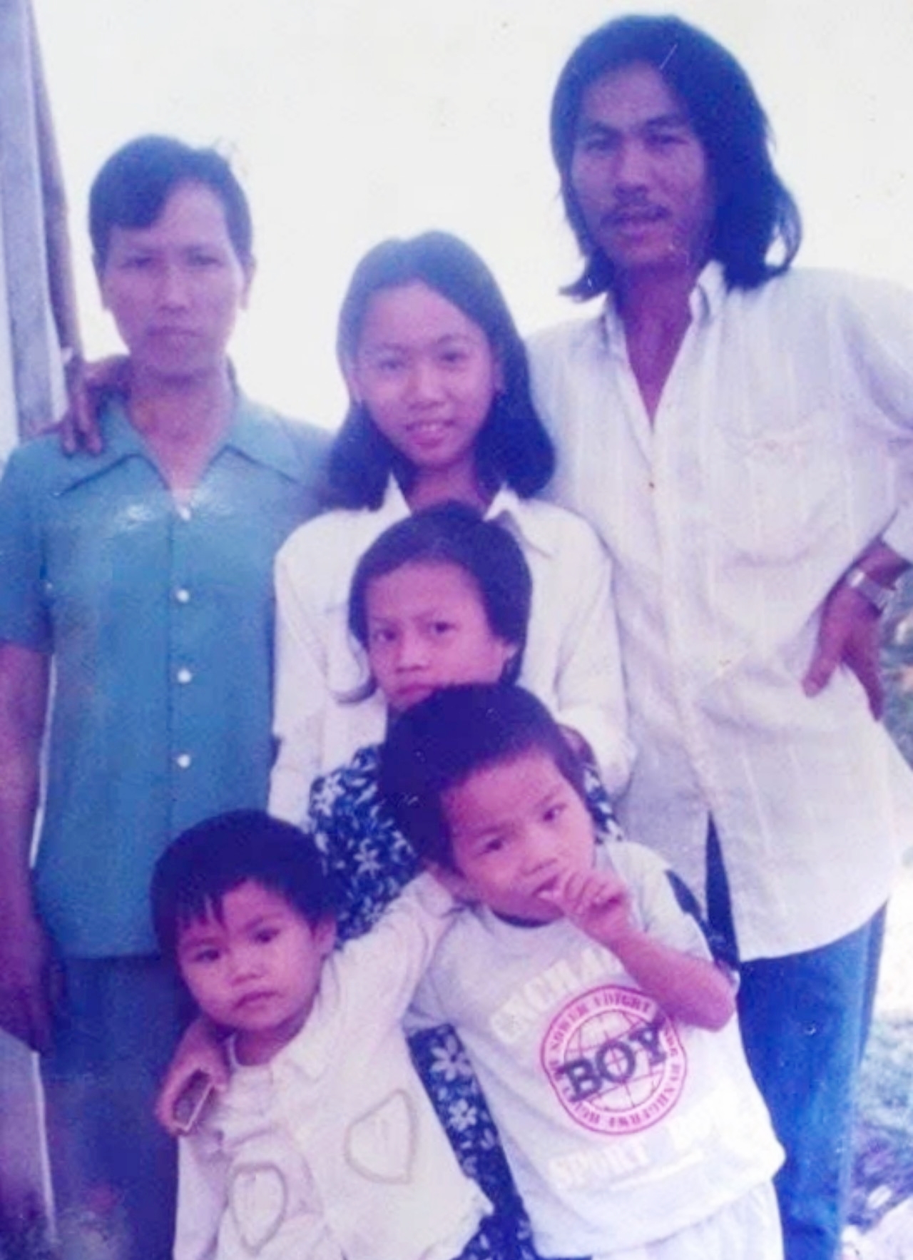 4 chị em chụp cùng cha mẹ lúc con nhỏ
