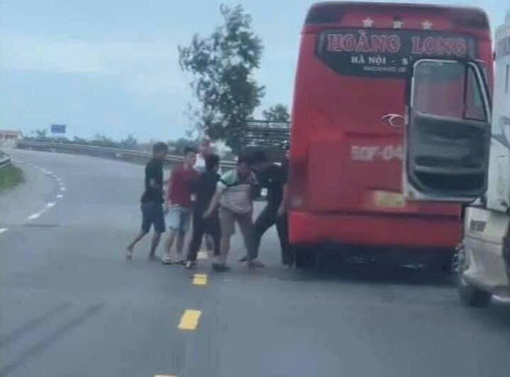 Xe đang chạy thì tài xế dừng lại, người trên xe lao xuống đánh nhau.