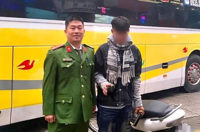 Nam thanh niên đói lả trước khi được lực lượng Công an bắt gặp và hỗ trợ.