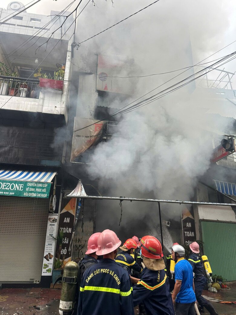 Căn nhà 3 tầng xảy ra đám cháy.