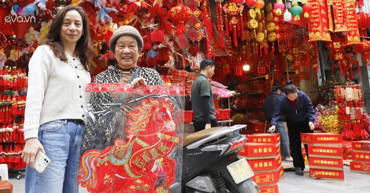Linh vật ngựa phủ kín phố Hàng Mã đón năm mới 2026