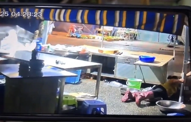 Người phụ nữ ngã xuống sạp hàng.