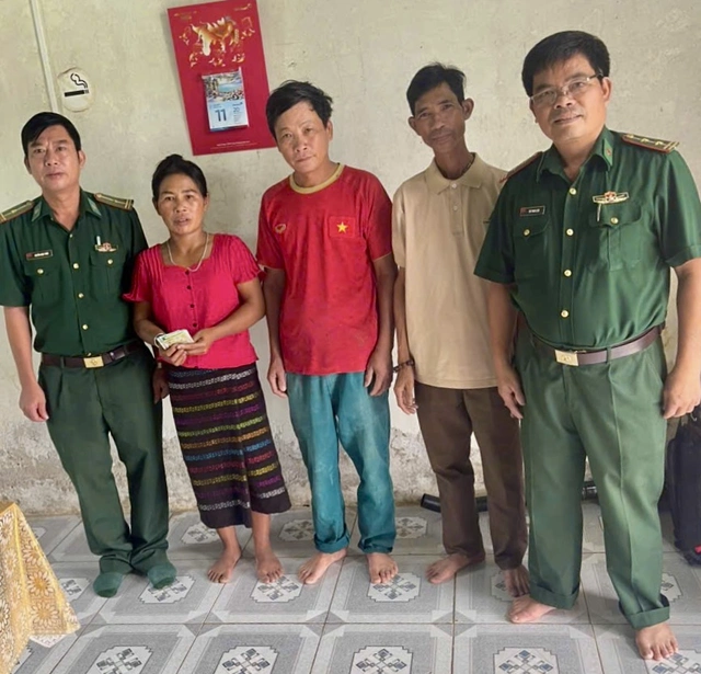 Ông Sâm (áo đỏ) cùng cán bộ biên phòng trao trả tài sản cho người đánh rơi (ảnh: BĐBPQT).