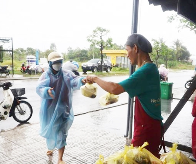 Những suất cơm 0 đồng được trao cho người dân bị ngập lụt