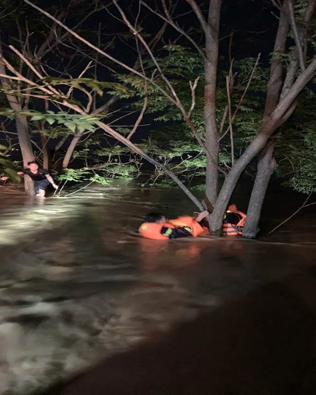 Cán bộ chiến sĩ Đội CCamp;CNCH khu vực số 22 nhanh chóng tiếp cận và đưa nạn nhân đến nơi an toàn. Ảnh: Công an TP Hà Nội.