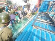 Tin tức - Nghẹt thở giải cứu 2 công nhân bị hàng chục tấm kính cường lực đè lên người ở Tây Ninh