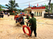 Tin tức - Cảnh sát, quân đội vào vùng ngập lụt lịch sử: "Không sao, có chú đây rồi"