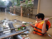 Tin tức - 2 bạn trẻ lao vào rốn lũ cứu đói cho người dân