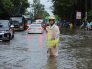 Tin tức - Số xã, phường còn ngập sâu ở Hà Nội giảm, mực nước ngập còn 1m