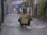 Tin tức - Mưa lớn, người dân TP.HCM vất vả vượt đường ngập